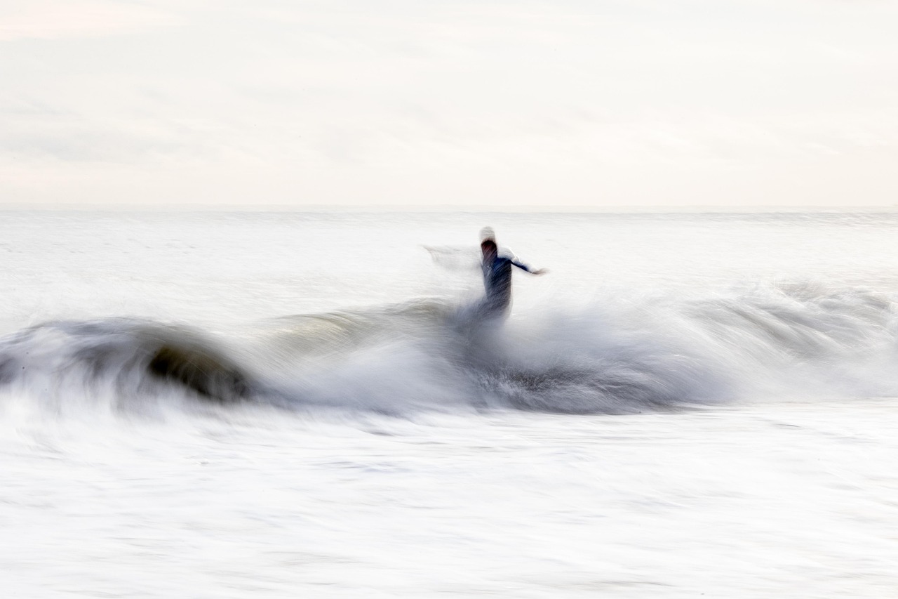 Sea, waves, surfer — Crackstreams for Real-Time Game Streaming